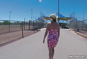 Storas kūno milf pasiima jį į subinę atidaryti asilas parkas, viešasis parkas
