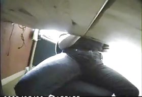 Porno filmas lizbiyanok karšto paslėpti po stalu masturbuotis! lentelėje yra paslėptas