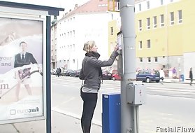 Blonde teen gauna didelį veido, persirengimo kambariai, šviesūs, veidas