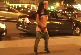 Horny girl parduoti viešai prieš minią vyksta