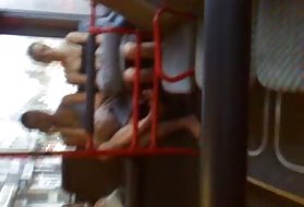 Vokietijos valdžios institucijos upskirt voyeur skiriasi. autobusų stotelė mergaitėms 6 merginos