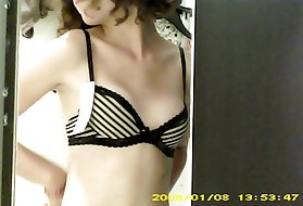 Į persirengimo kambarį hidden cam - topless brunetė mažos krūtinės padažu