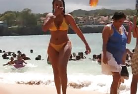 Busty mergina dėvi). bikini dėvėti busty draudžiama porno žaidimas