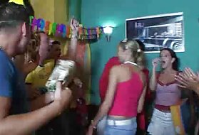 Blonde teen gauna didelę gimtadienio siurprizas barų, didelis šviesus